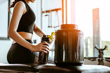 プロテインを飲む女性のイメージ